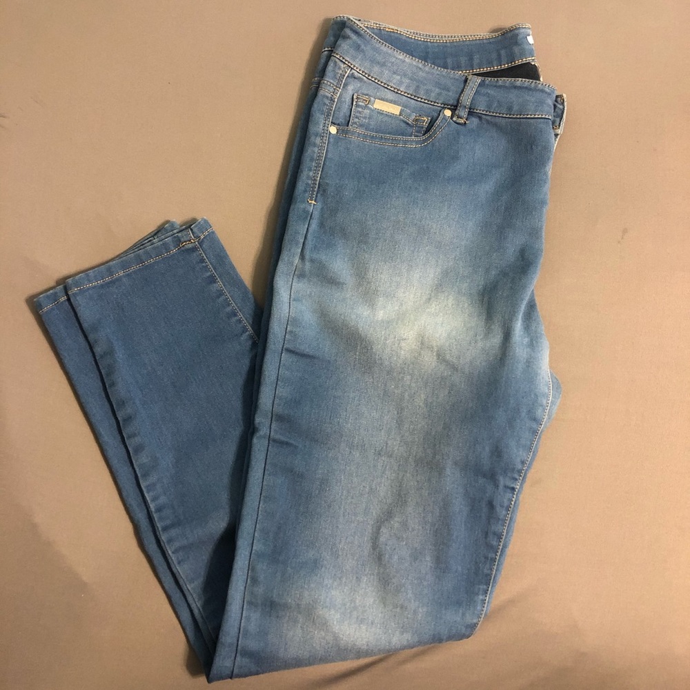 Jaclyn Smith Light Wash Denim Jeans
